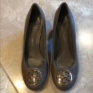 Tory Burch Size 9.5M tan pumps